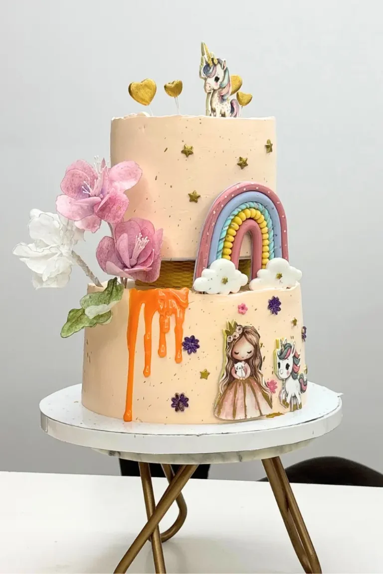 The art of decorating whipped cream cake